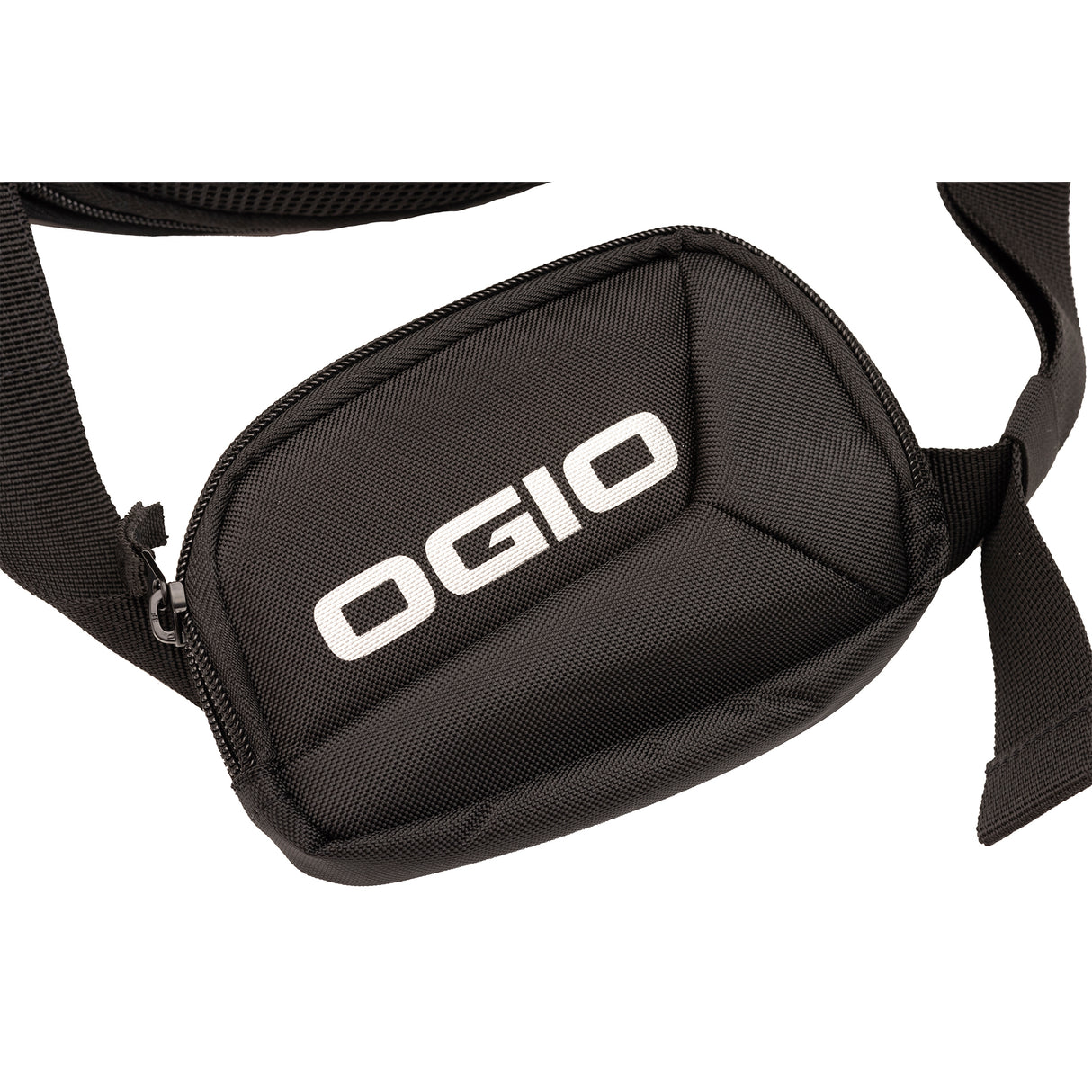 Ogio Rucksack No Drag Mach 5 Stealth, schwarzer Rucksack mit mehreren Fächern, ideal für Reisen und Alltag, zeigt die Vorderseite mit Logo.