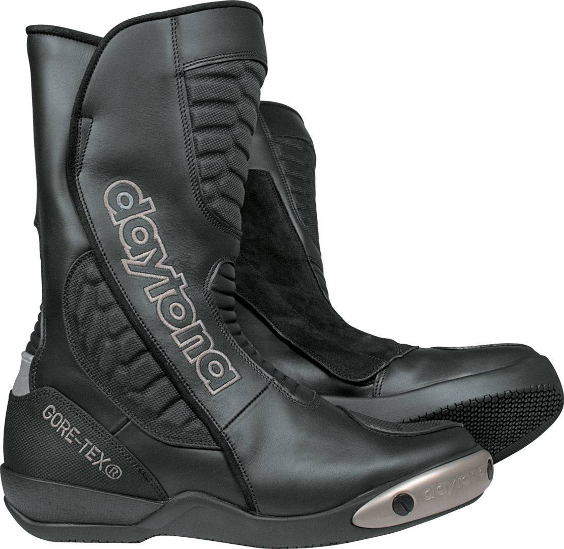 Schwarze Daytona Stiefel Strive GTX aus Leder mit robustem Design und Schnürung, ideal für Outdoor- und Fahraktivitäten.
