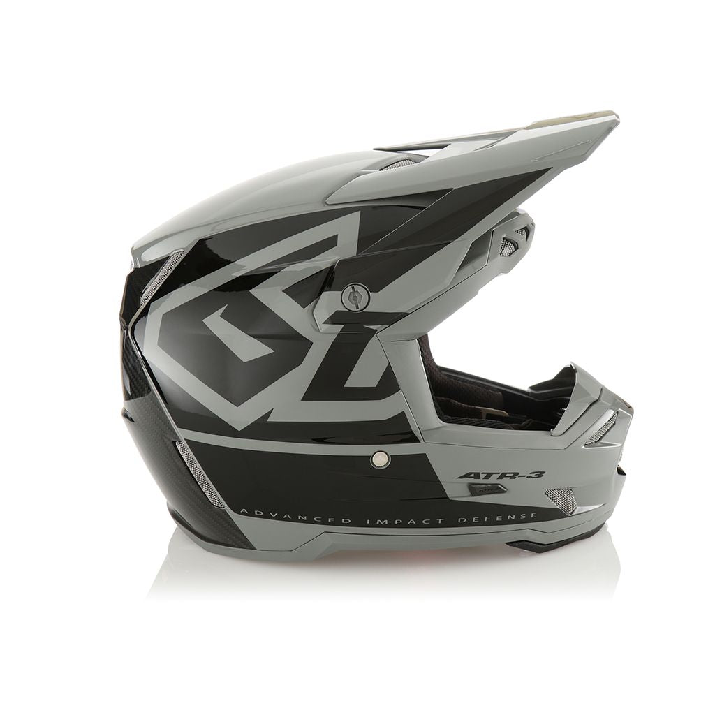 Schwarzer 6D ATR-3 Motocrosshelm mit Hex-Design und FIM-Zertifizierung, Schutz- und Belüftungssystem sichtbar