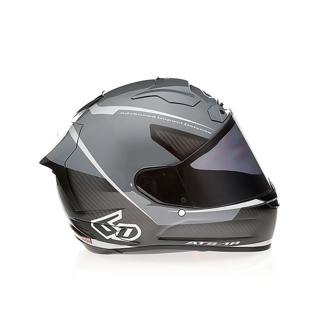 6D ATS-1R Alpha Silver Integralhelm mit silbernem Design und FIM-Zertifizierung, sichtbar auf dem Helm.