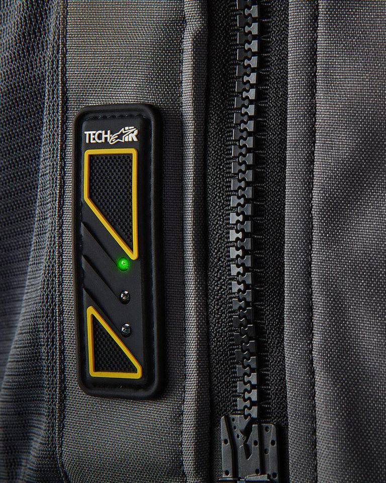 Alpinestars Tech Air 5 Airbag-System in Airbagbekleidung, sichtbares Kabel und Steuergerät für Motorradsicherheit.