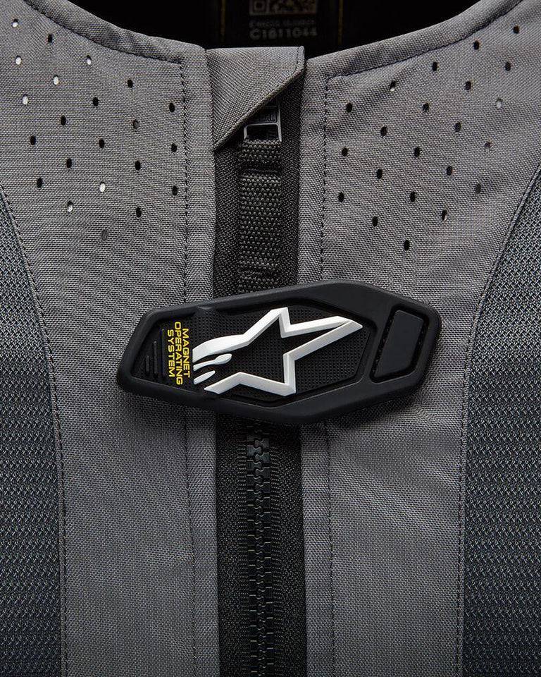 Alpinestars Tech Air 5 Airbag System in schwarzer Airbagbekleidung, mit sichtbaren Sensoren und Steuerung.