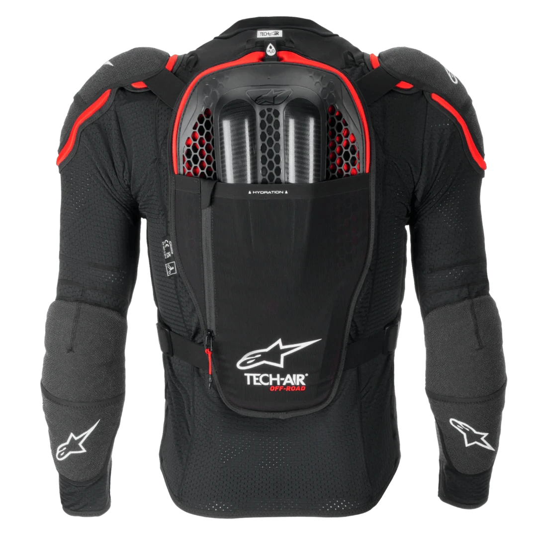 Alpinestars Tech Air Off-Road System in Airbagbekleidung, zeigt das tragbare Airbag-Systems mit Schutzfunktion für Off-Road-Fahrten