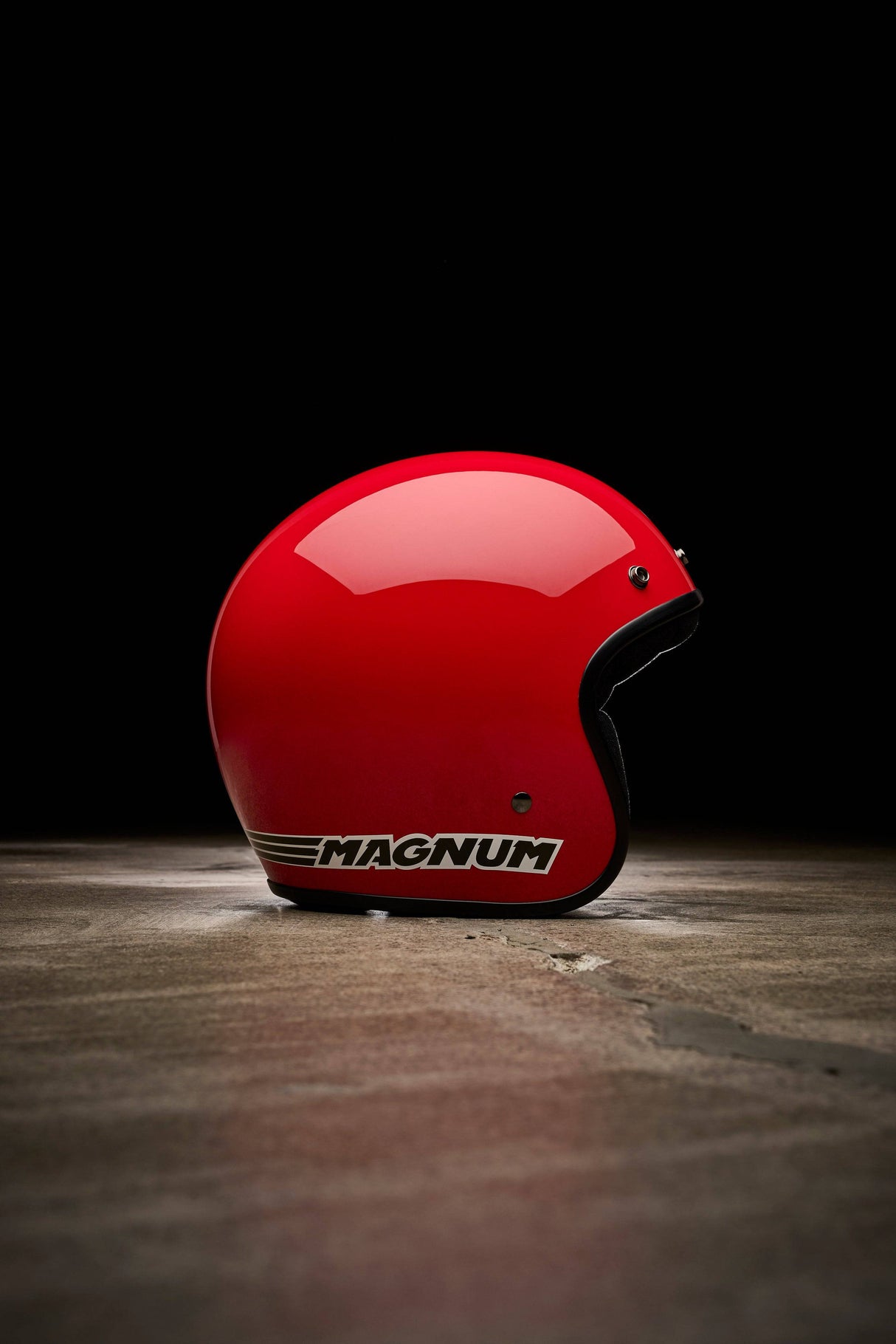 Schwarzer Bell Magnum Jethelm mit Visier und Belüftung, leichter BELL-Helmets Jethelm für Motorradfahrer