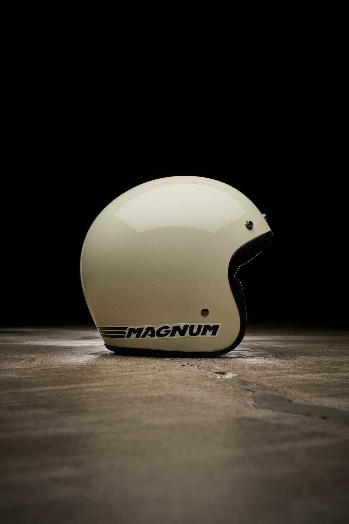 BELL Magnum Jethelm in Schwarz mit offenem Visier und Belüftung, bequemes Design für Motorradsicherheit