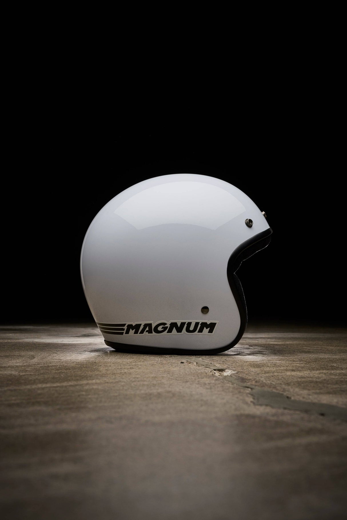 BELL Magnum Jethelm in Schwarz mit geöffnetem Visier, leichter Motorradhelm für Komfort und Schutz beim Fahren.