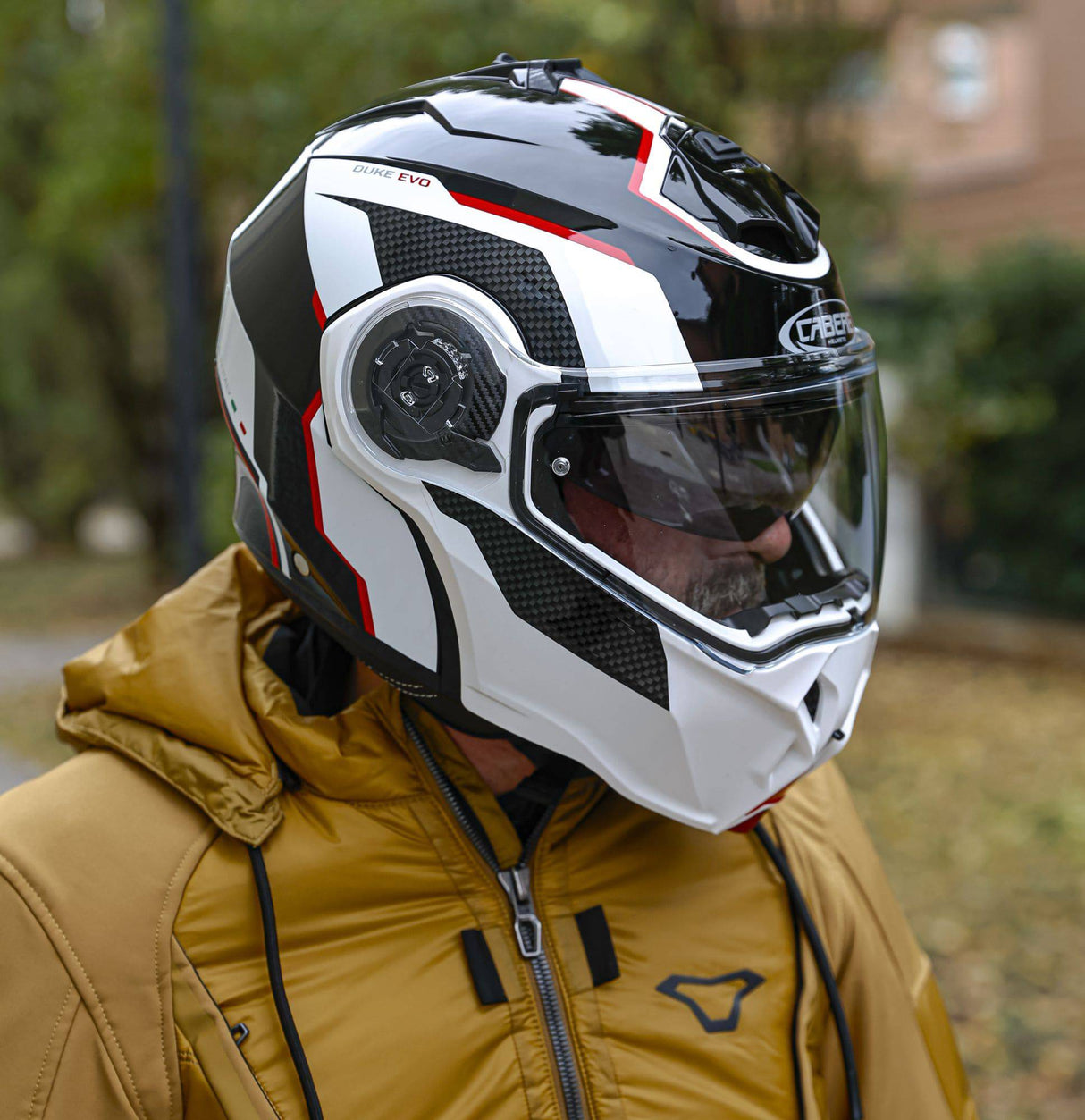 Schwarzer, weiß-rot Klapphelm von Caberg Duke Evo Move mit Visier und komfortabler Passform, seitlicher Belüftung.