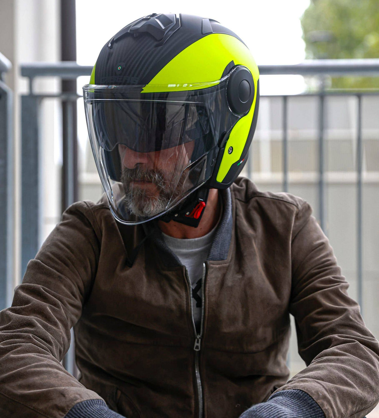 Schwarze Jethelm von Caberg Soho Milano mit mattem Finish und fluoreszierenden gelben Akzenten, Sicht auf die Helmschale.