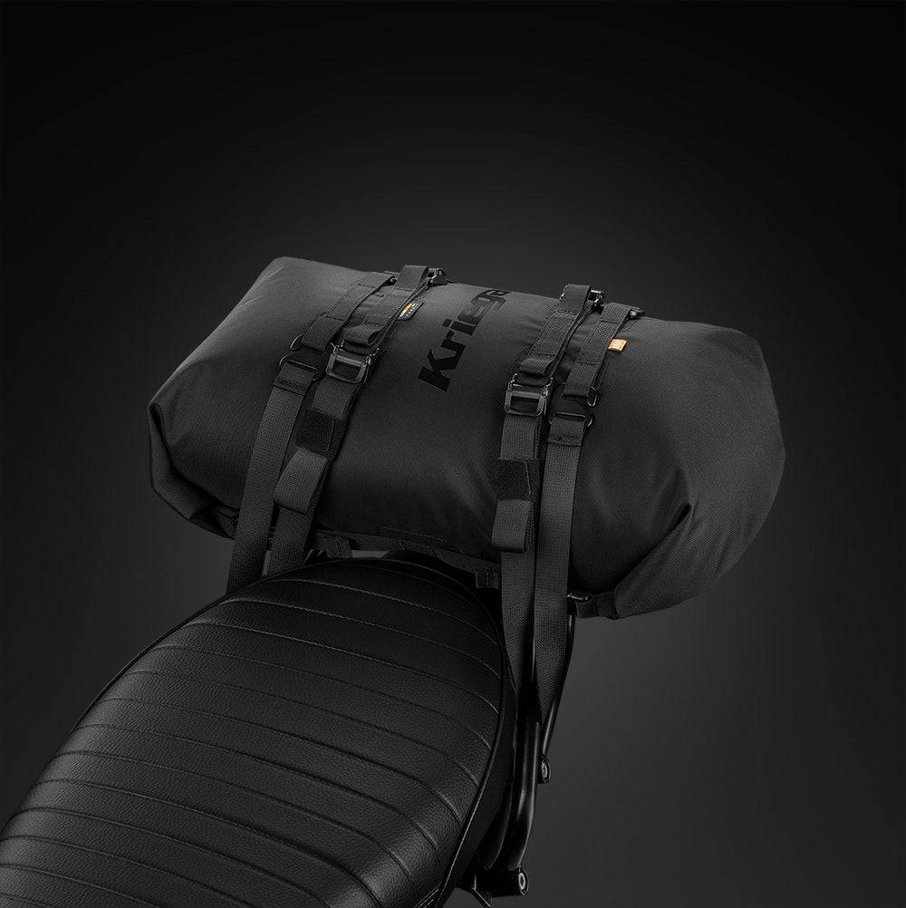 Schwarzer Kriega Rollpack-20 mit robustem Design, sichtbar auf einer Motorradtasche, ideal für Gepäck- und Campingausrüstung.