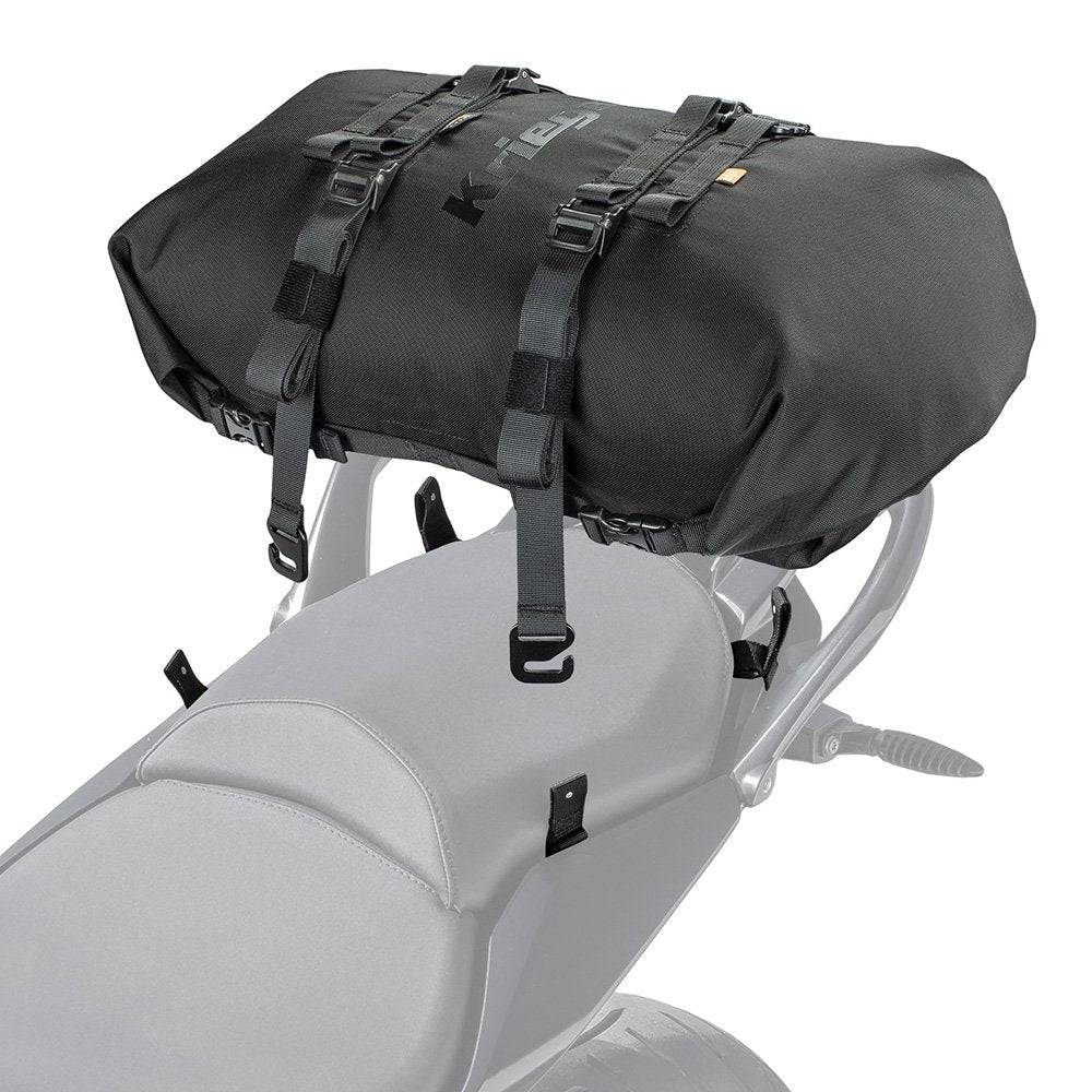Schwarzer Kriega Rollpack-20 mit robustem Design und verstellbaren Gurten, ideal für Motorradtouren und Gepäcktransport.