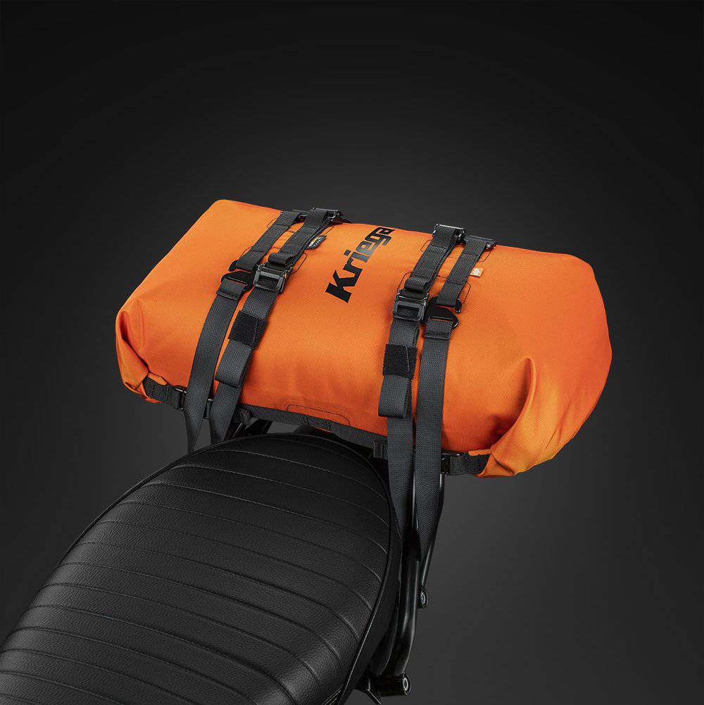 Oranger Kriega Rollpack-20, strapazierfähiger Motorradtaschen- und Gepäckträger, zeigt den robusten Rollpack mit verstellbaren Gurten.