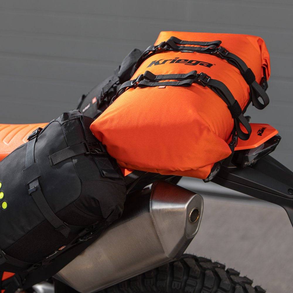 Oranger Kriega Rollpack-20 mit verstellbarem Gurt und reflektierenden Elementen, ideal für Fahrrad- oder Motorradtouren