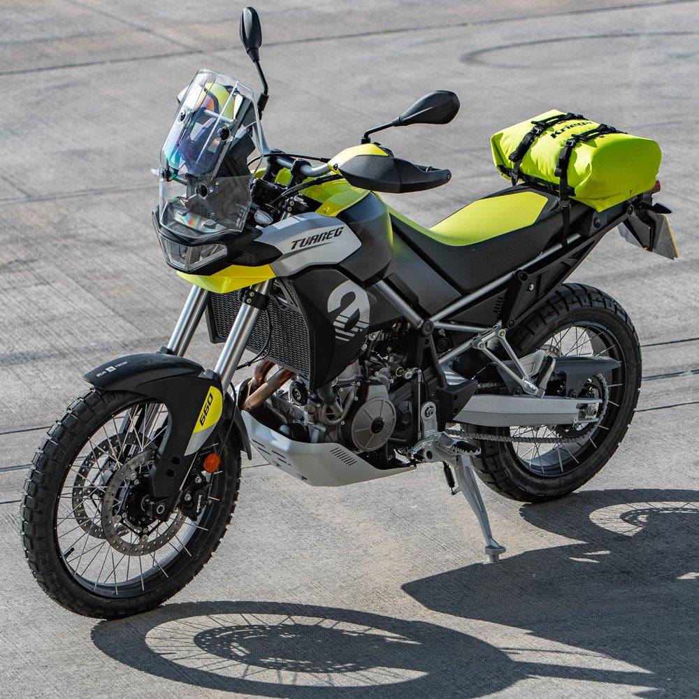 Limefarbener Kriega Rollpack-20 auf einem Motorrad, stabile Tragetasche mit verstellbaren Gurten und reflektierenden Elementen