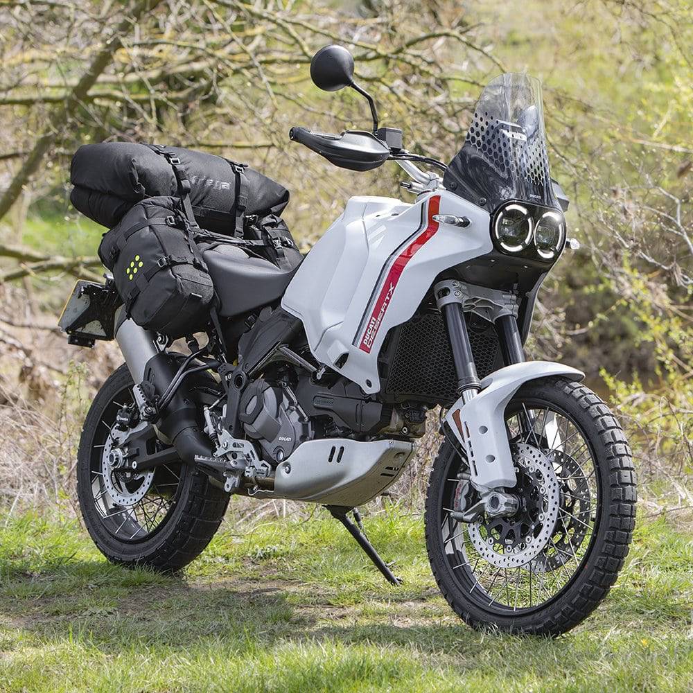 Schwarzer Kriega Rollpack-40 mit robustem Design, ideal für Motorrad- und Outdoor-Aktivitäten, zeigt den voll gepackten Rollpack.
