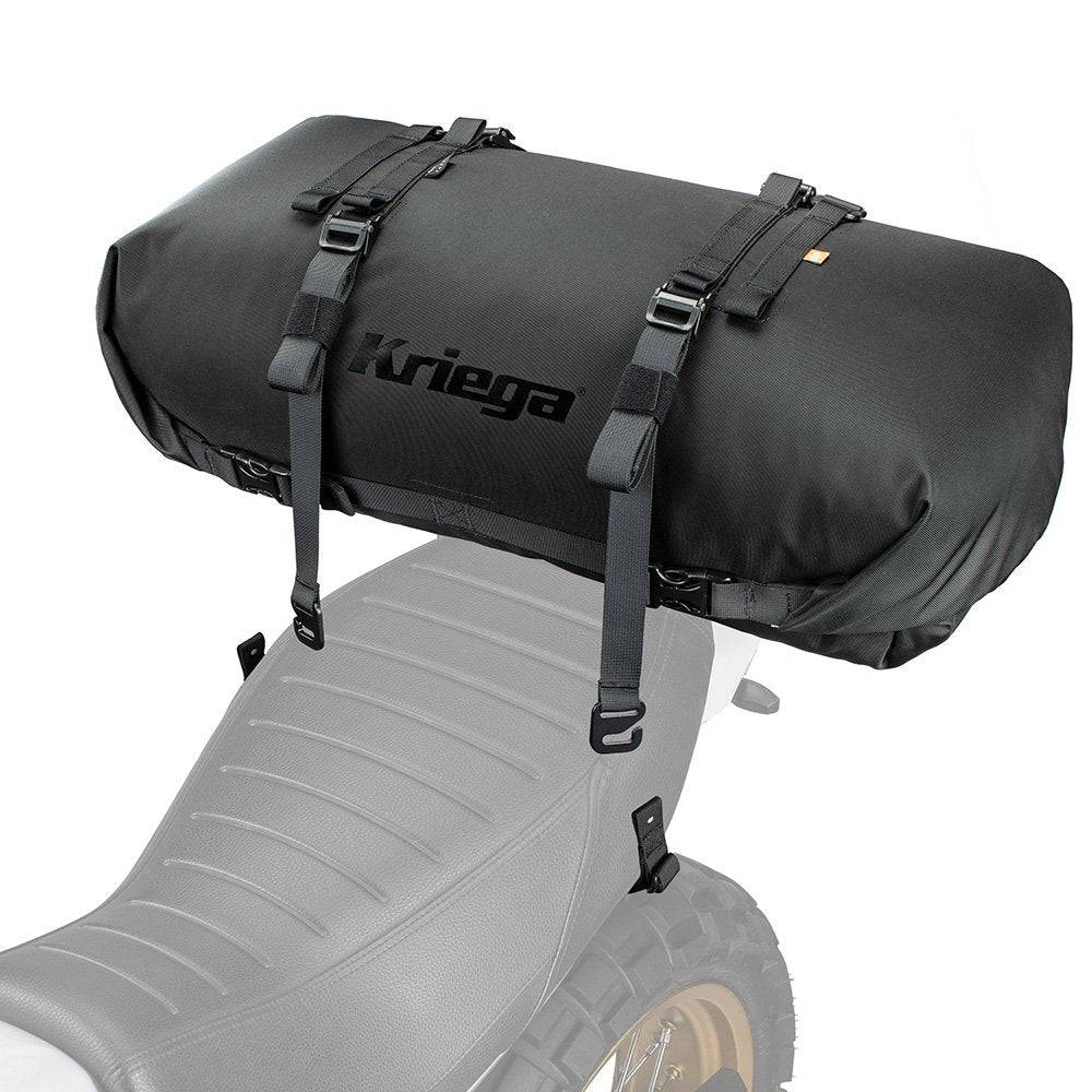 Schwarzer Kriega Rollpack-40 mit robustem Design, befestigt an einem Motorrad, zeigt die wasserdichte Tasche und praktische Befestigungssysteme.