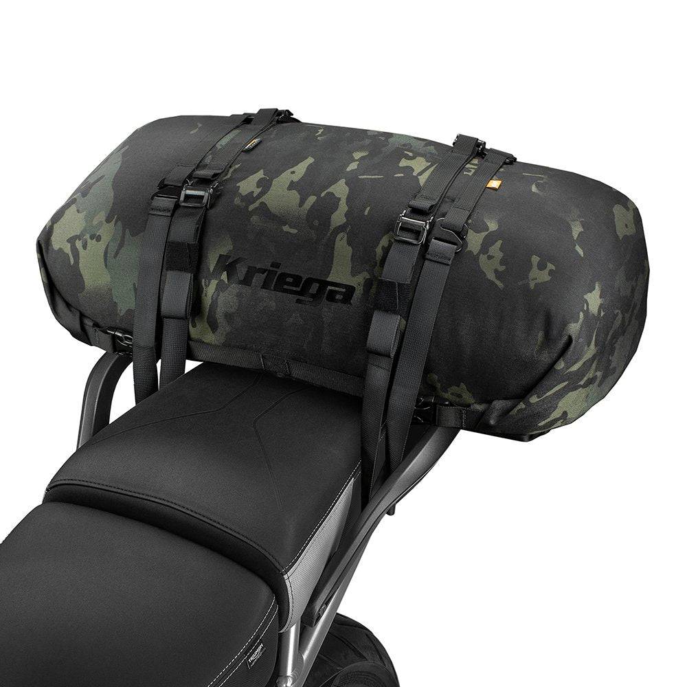 Kriega Rollpack-40 in Multicam Black, langlebiger Rucksack mit Rollverschluss, ideal für den Outdoor-Einsatz, auf einem grauen Hintergrund.