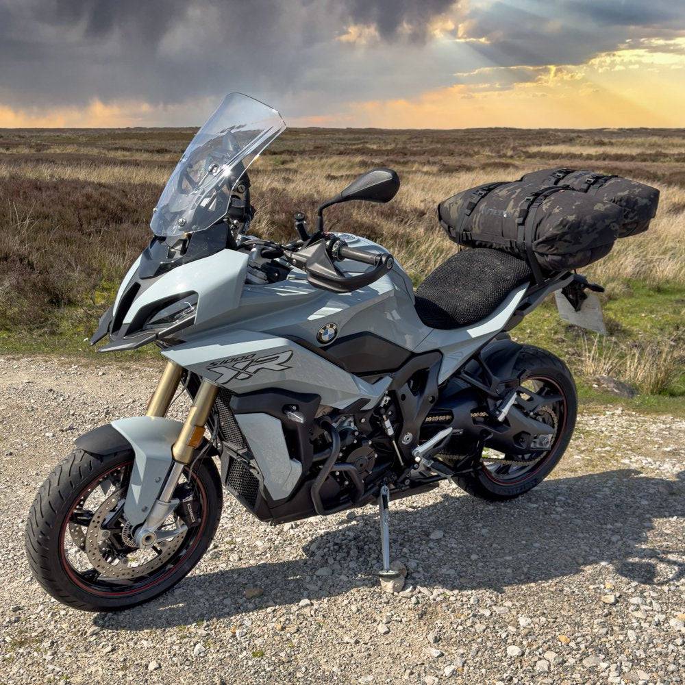 Kriega Rollpack-40 im Multicam Black, robuste Packtasche mit verstellbaren Gurten und wasserdichter Oberfläche für Motorradtouren