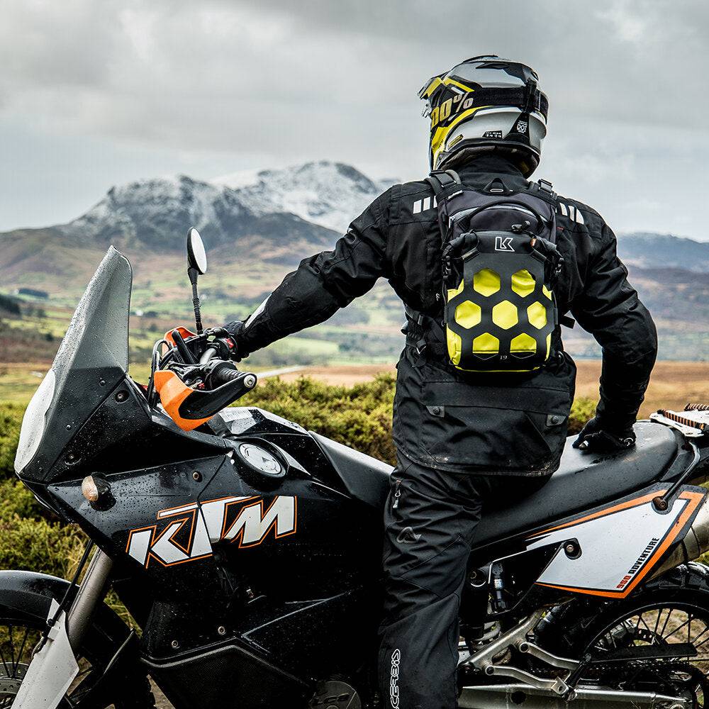 Kriega Trail 9 Rucksack in Lime, langlebiger Outdoor-Rucksack mit verstellbaren Gurten und mehreren Fächern für Trekking.