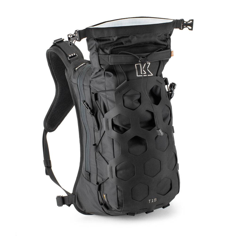 Schwarzer Kriega Trail 18 Rucksack mit verstellbaren Schultergurten und reflektierenden Details, ideal für Outdoor-Aktivitäten