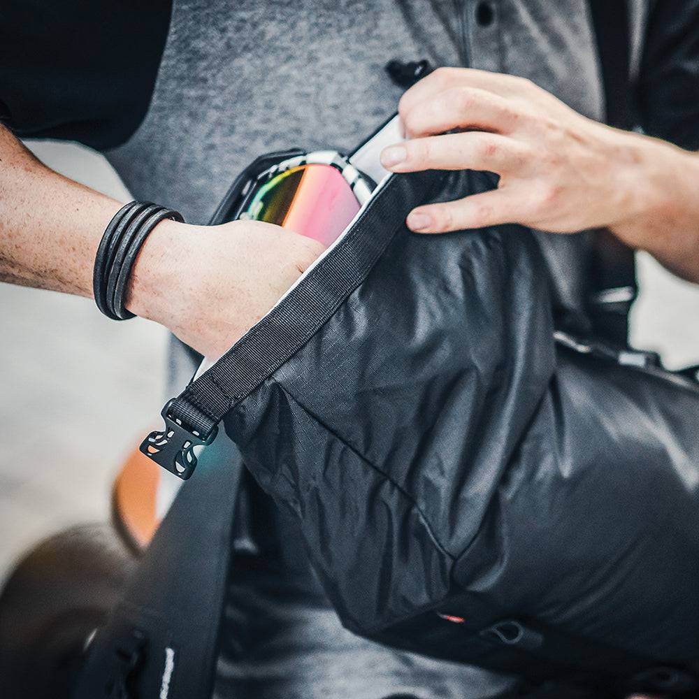 Kriega Sling Umhängetasche aus robustem Material, mit verstellbarem Gurt und mehreren Fächern für vielseitige Nutzung