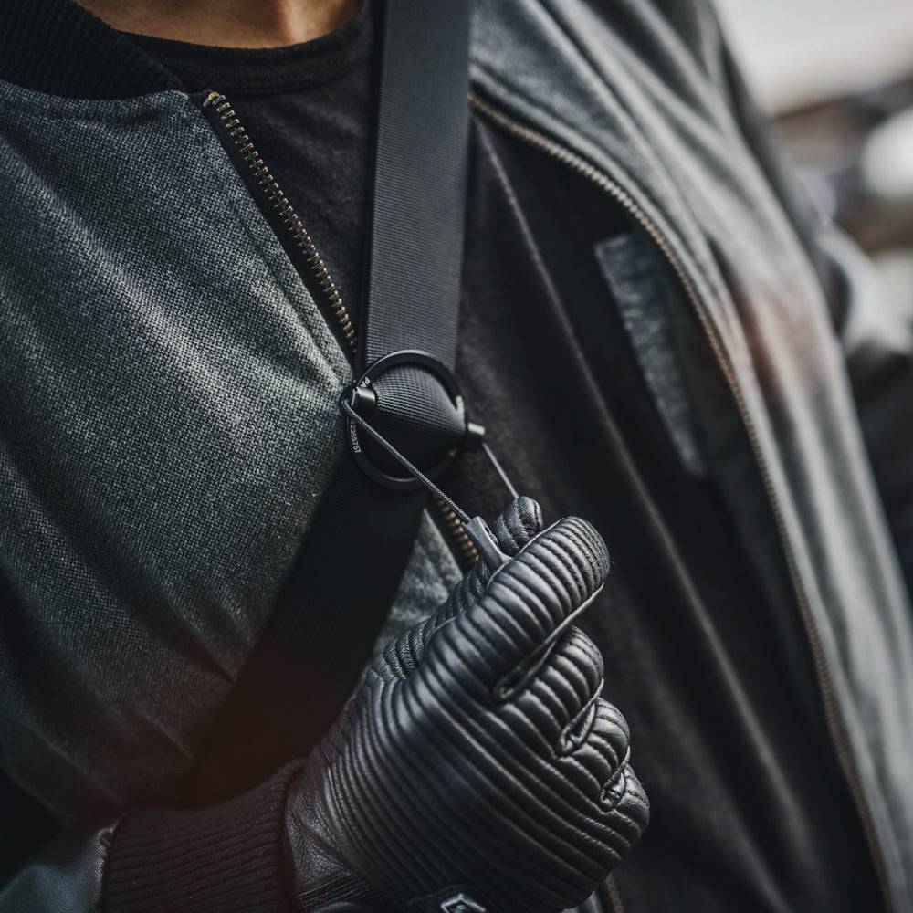 Kriega Sling EDC Umhängetasche aus robustem Material mit verstellbarem Schultergurt und mehreren Fächern, schwarz.
