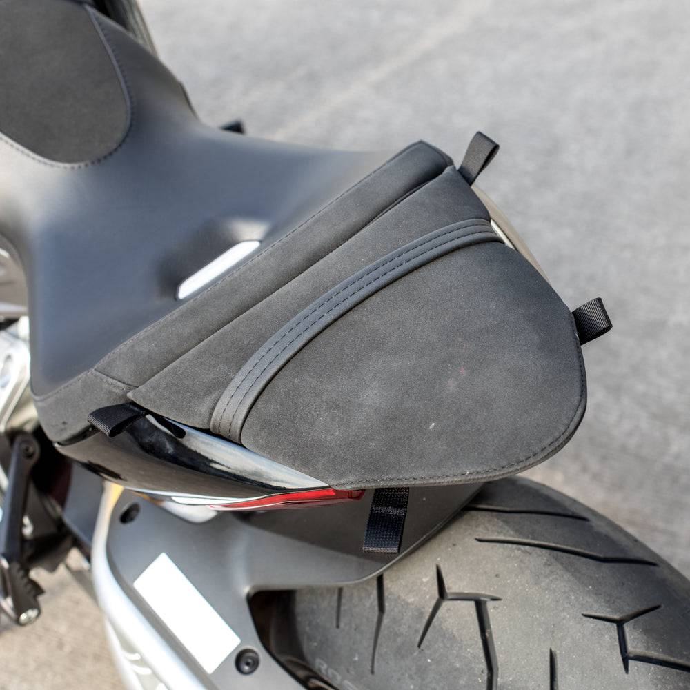 Kriega US-Drypack Montage Kit für Ducati XDiavel, inklusive Befestigungsteile und Zubehör für Taschenmontage.