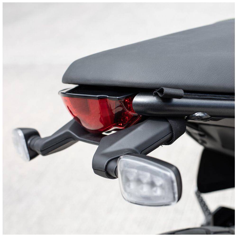 Kriega US-Drypack Montagekit für Ducati Scrambler, sichtbare Befestigungsteile und Taschenhalter aus robustem Material