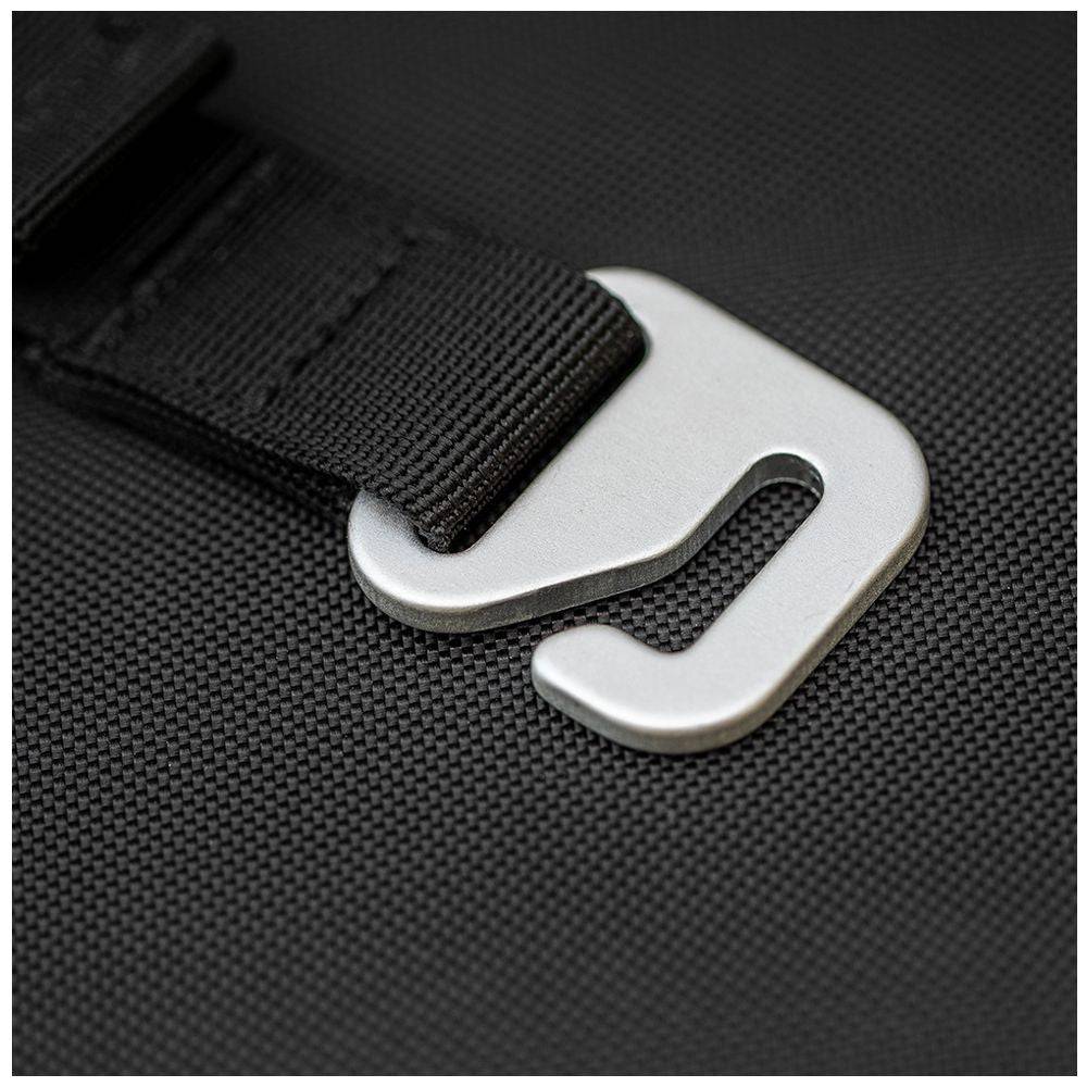 Robuste schwarze Kriega US-10 Drypack Tasche aus wasserfestem Material, ideal für Motorradtouren und Outdoor-Abenteuer.