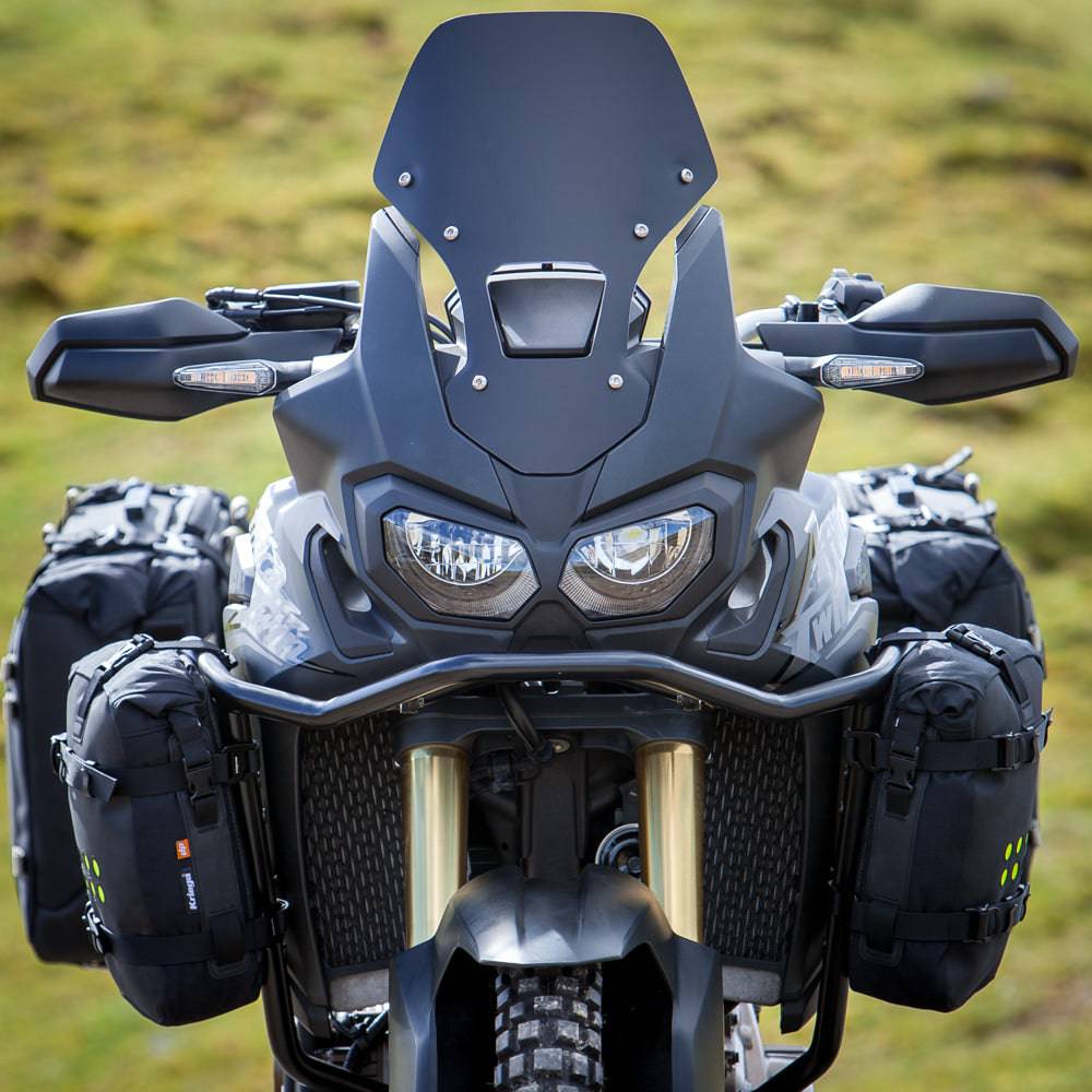 Kriega OS-6 Gepäcktasche aus robustem Material mit mehreren Fächern und Befestigungspunkten für Motorräder, schwarz, seitliche Ansicht