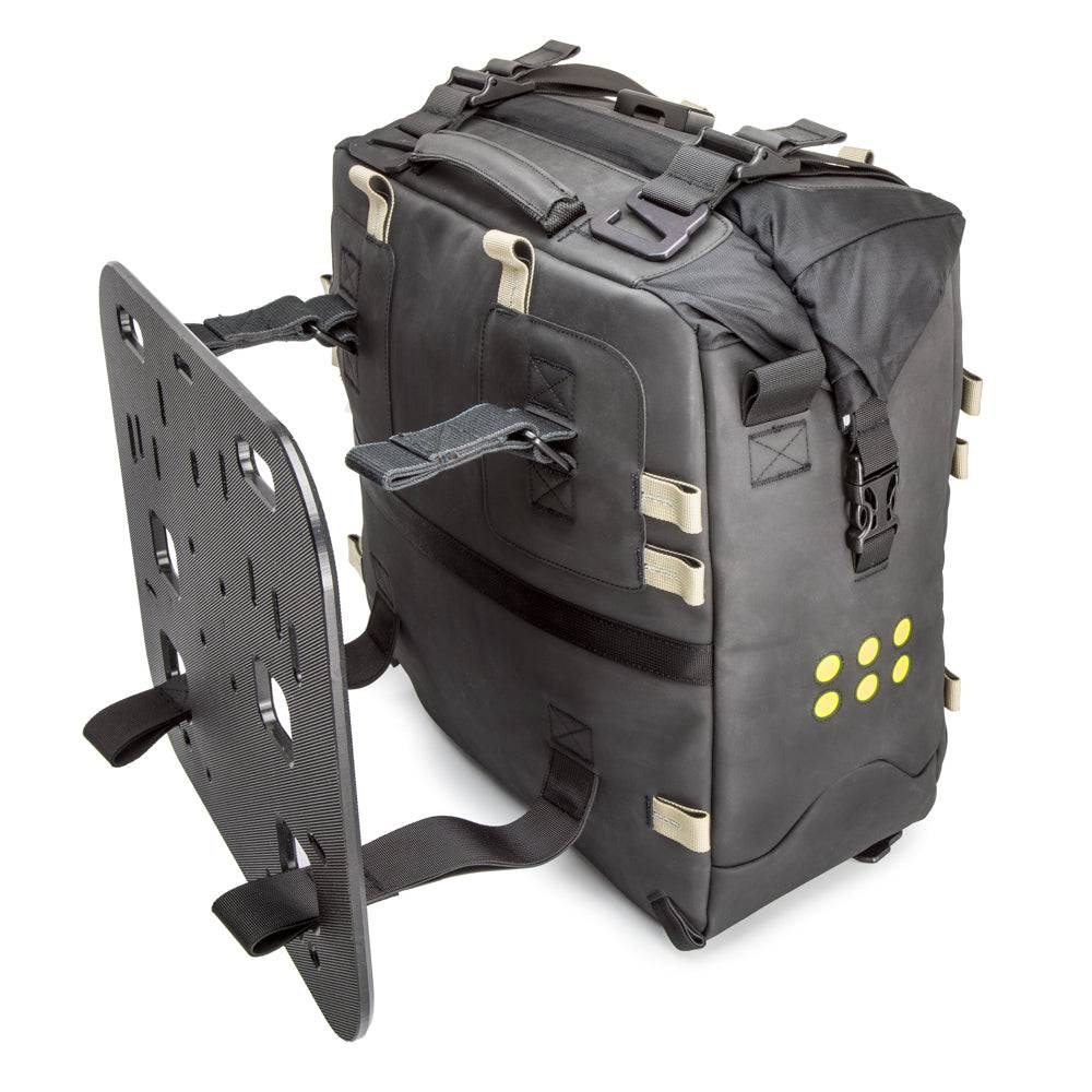 Kriega OS-32 Gepäcktasche, robuste schwarze Tasche mit reflektierenden Details und Befestigungssystem für Motorräder.