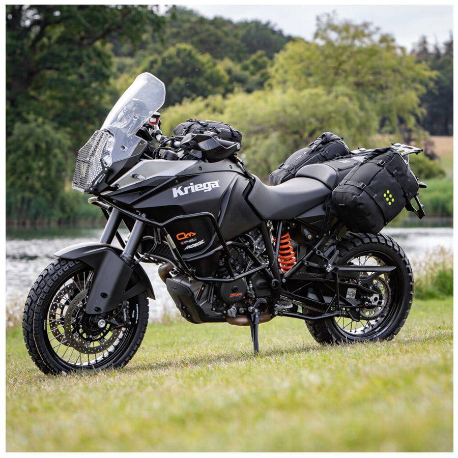 Montagekit für Kriega OS-Base an KTM 1050, 1090, 1190, 1290, zeigt das Befestigungssystem für OS-Taschen.