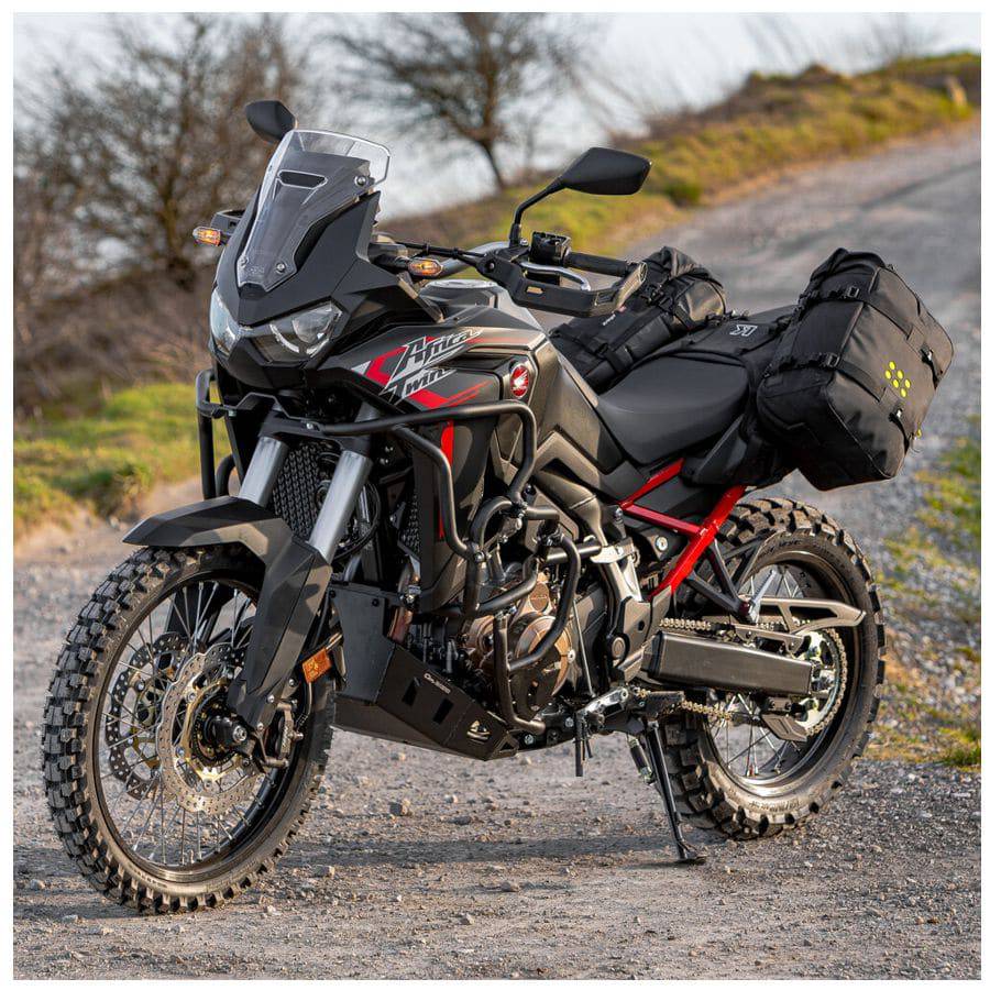 Montagekit für Kriega OS-Base für Honda CRF1100L Africa Twin, zeigt das Befestigungssystem für OS-Taschen, robustes Zubehör.