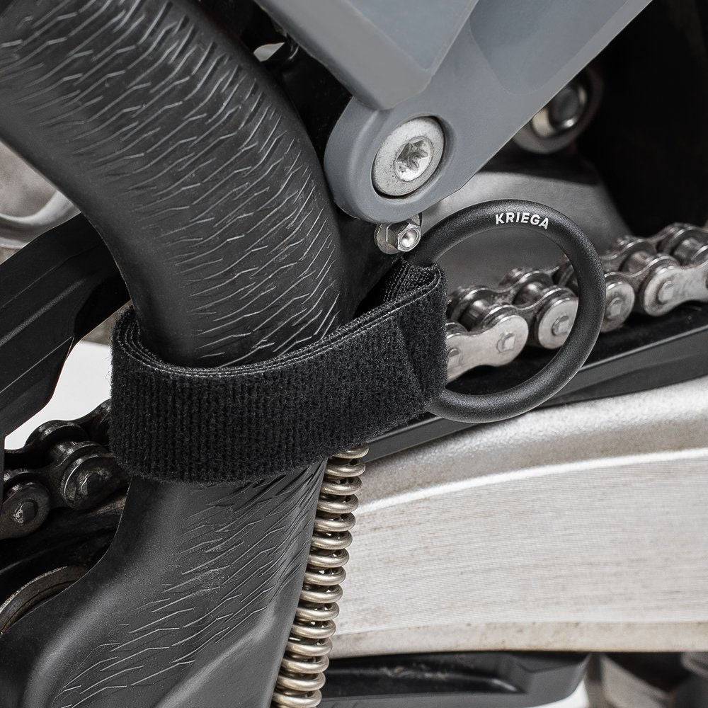 Kriega OS-Dirtbike Rings Montagekit-Taschen, schwarze Befestigungsringe für Motorradtaschen, auf weißem Hintergrund.