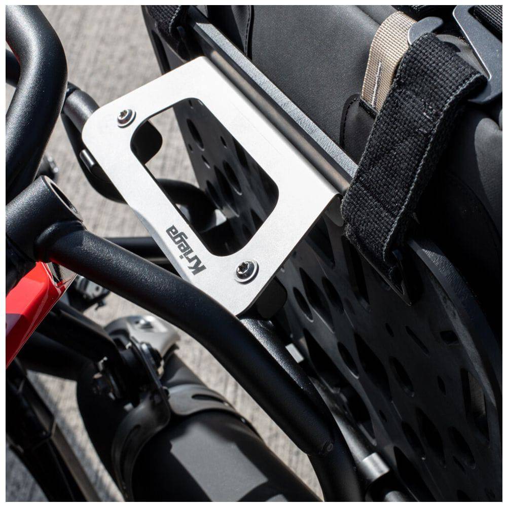 Kriega OS-Halteplatte für Yamaha Tenere 700, Montagekit für Taschen, robuste Befestigungskomponente, schwarzes Metall.