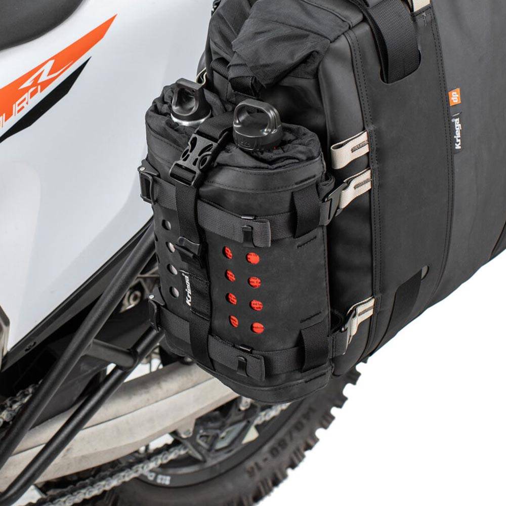 Kriega OS-Bottle Montagekit-Tasche aus robustem Material, passend für Outdoor- und Motorradzubehör, auf einem montierten Rucksack.