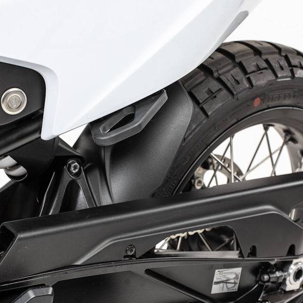 Kriega OS-Fußrasten-Eliminator Montageset für KTM 790/890 und Husqvarna Norden 901, zeigt das schwarze Montagekit.