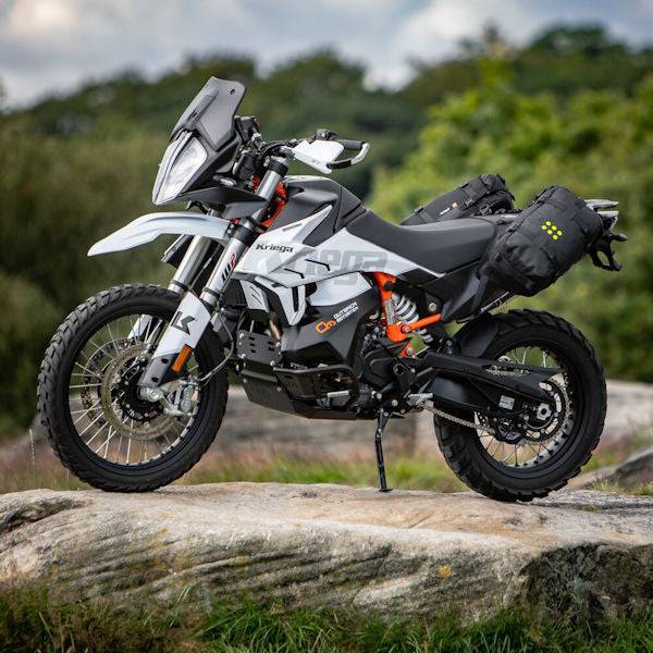 Kriega OS-Fußrasten-Eliminator Montagekit für KTM 790/890 und Husqvarna Norden 901, zeigt das Montageset für die Fußrasten.