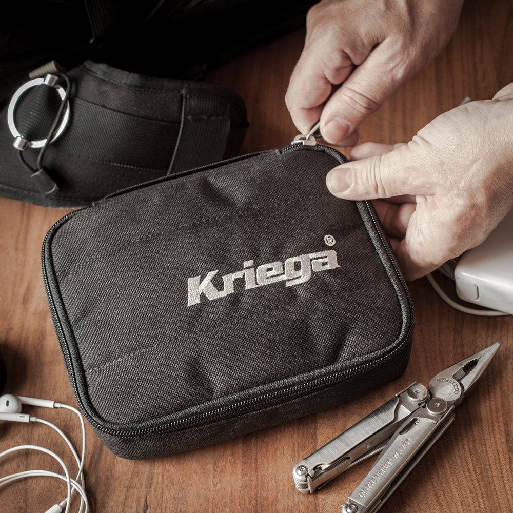 Kriega Organizer Tasche aus robustem Material, praktische Tasche für unterwegs mit mehreren Fächern und Reißverschlüssen.