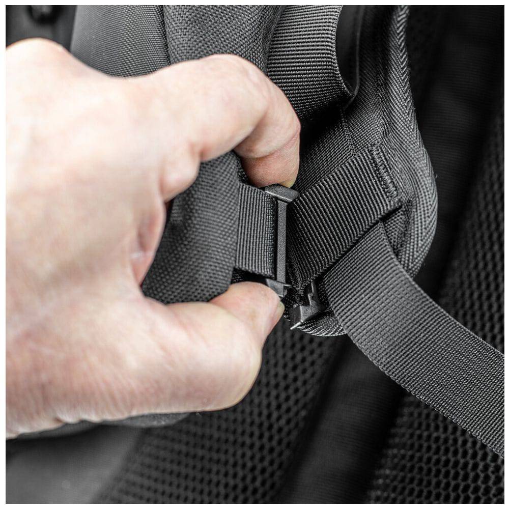Kriega Trail Taschen, robuste Outdoor-Taschen mit mehreren Fächern, ideal für Trekking und Abenteuer, in dunklem Design.