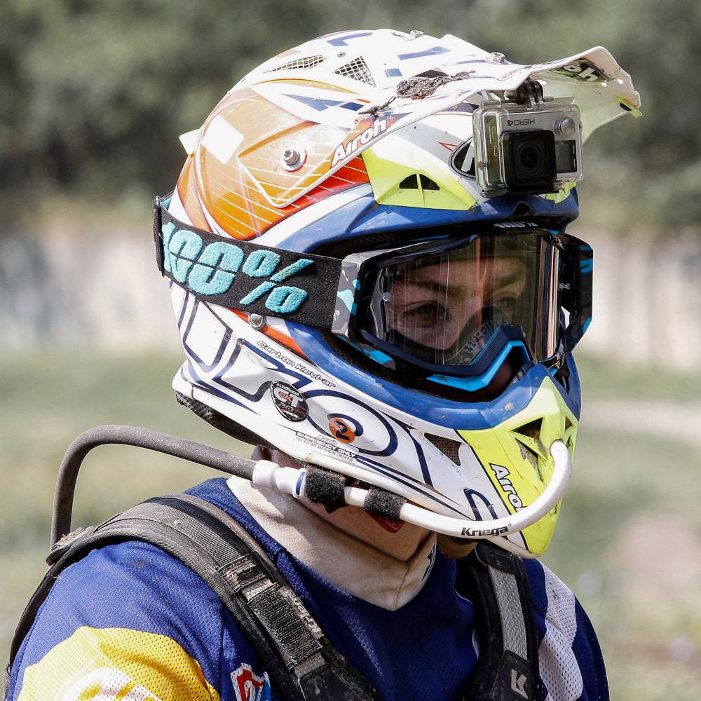 Kriega Hands-Free Kit für Trinksystem, zeigt das flexible Trinkrohr und Halterung für Trinkrucksäcke, in Gebrauch.