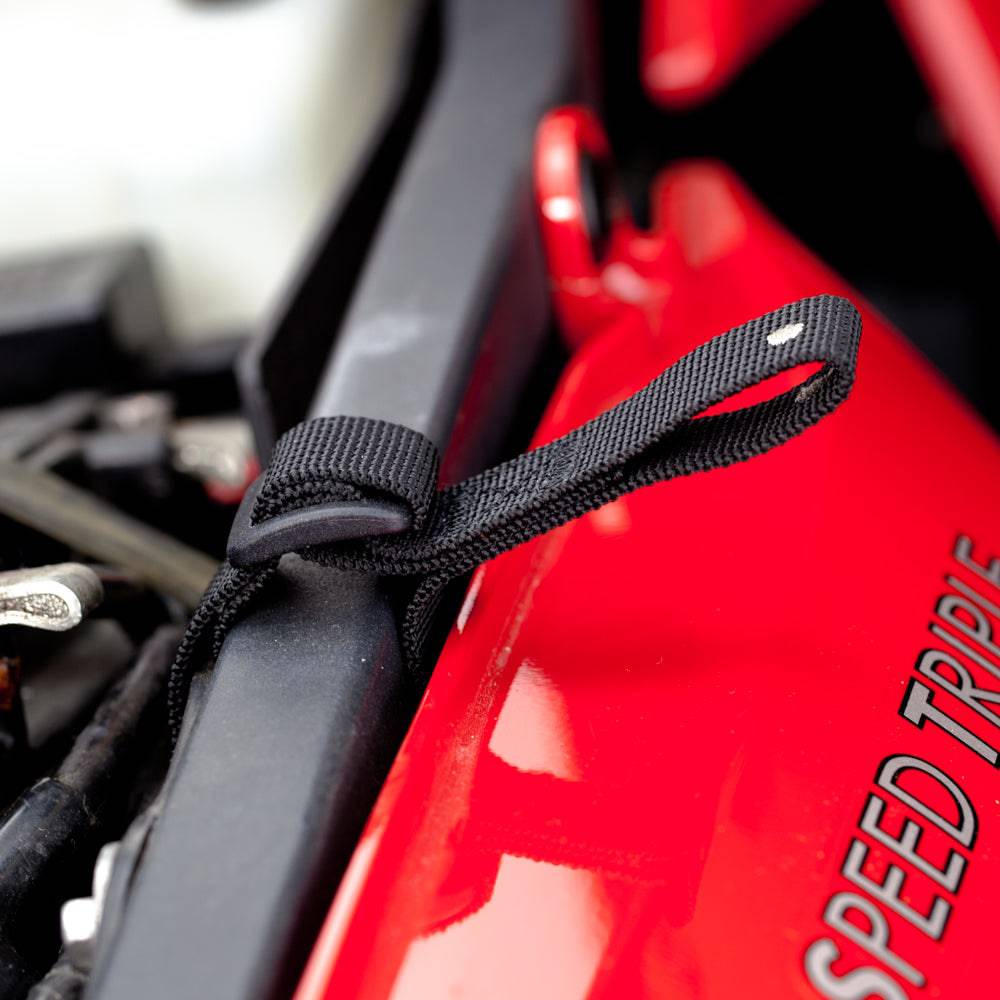 Schwarzes Kriega Subframe Loop 4er-Set, je 50 cm, robustes Zubehör für Motorradtaschen, in einer Nahaufnahme.