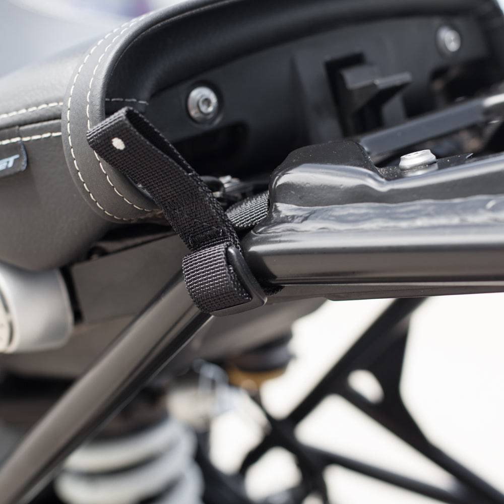Schwarzes Kriega Subframe Loop 4er-Set, je 50 cm lang, Zubehör-Taschen für sichere Befestigung.