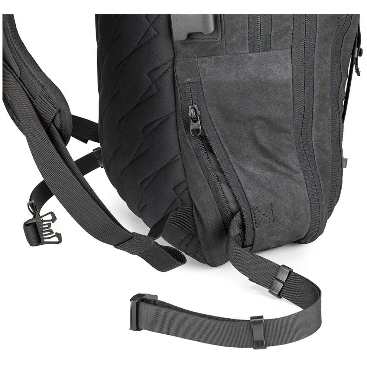 Schwarzer Kriega Rucksack Roam 34 im Roland Sands Design, mit verstellbaren Schultergurten und mehreren Fächern.