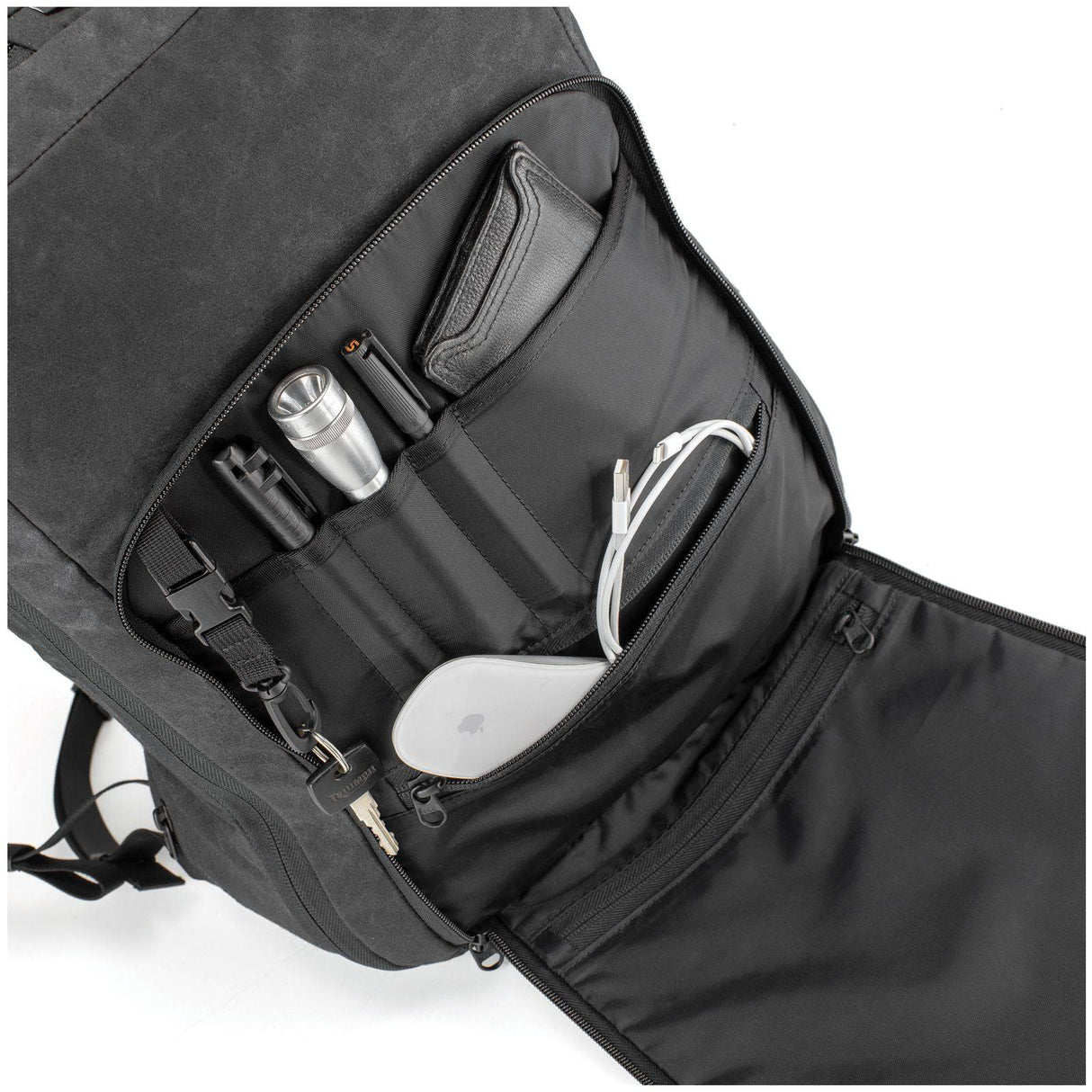 Schwarzer Kriega Rucksack Roam 34 mit Roland Sands Design, robustes Außenmaterial und verstellbare Schultergurte, seitliche Taschen sichtbar