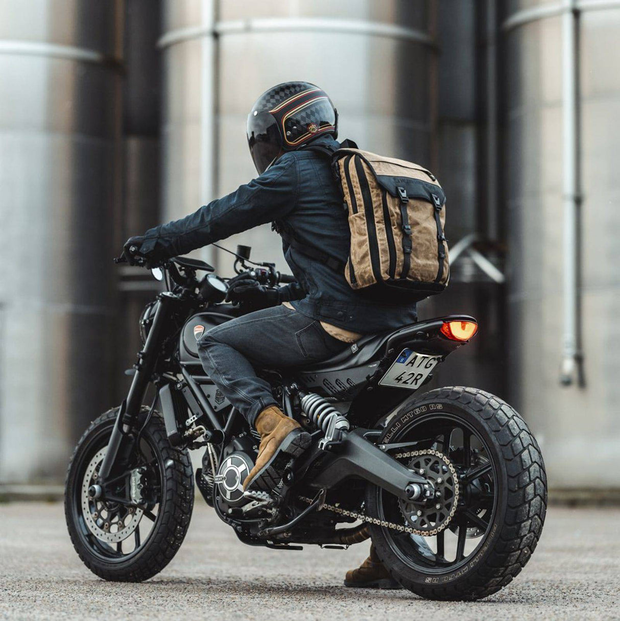 Kriega Roam 34 Rucksack im Ranger Roland Sands Design, robust und strapazierfähig mit mehreren Fächern, für aktive Abenteuer.