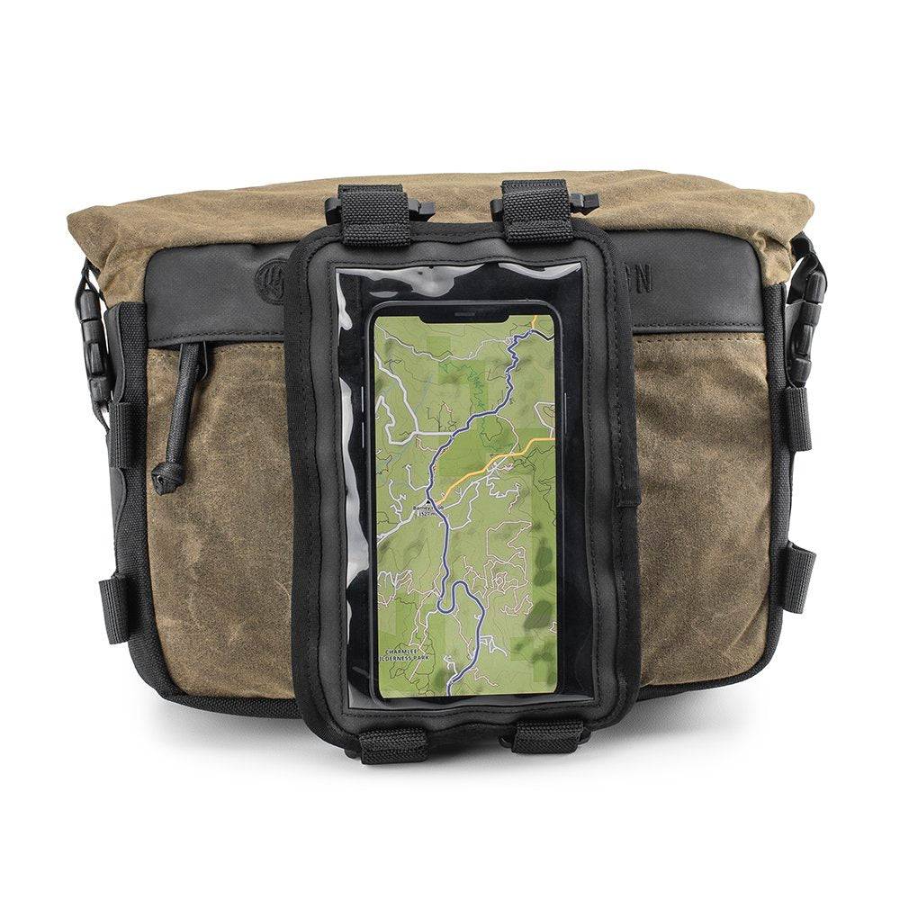 Kriega Roam Handlebar Bag von Roland Sands Design, robuste Taschen für Motorräder, zeigt die strapazierfähige Tasche auf einem Fahrradlenker.