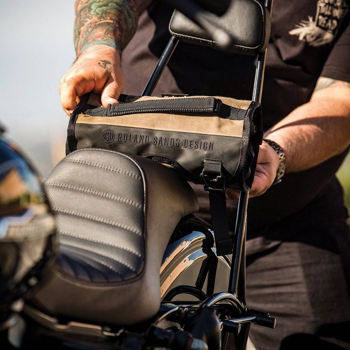 Kriega Roam Tool Roll Werkzeugtasche von Roland Sands Design, langlebige Werkzeugrolle aus robustem Material, ohne Inhalt.