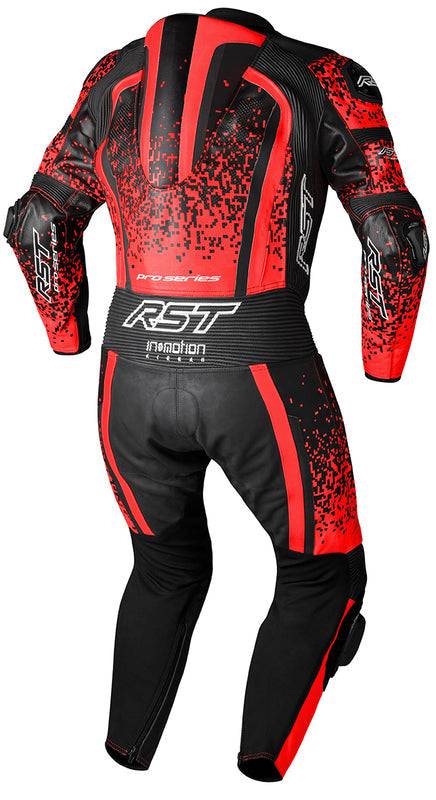 Rote und schwarze einteilige Lederkombi von RST ProSeries EVO CE Airbag für Motorradfahrer, mit Neon-Details, sichtbare Details und Material.