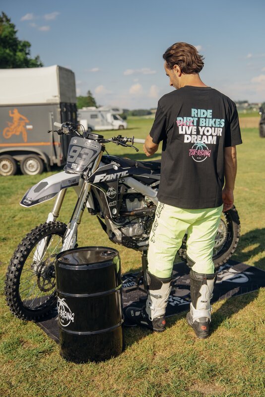TSB-RACING Enduro T-Shirt aus Baumwolle, Freizeitbekleidung mit Racing-Design, bequem und stylisch für Motorsport-Fans.