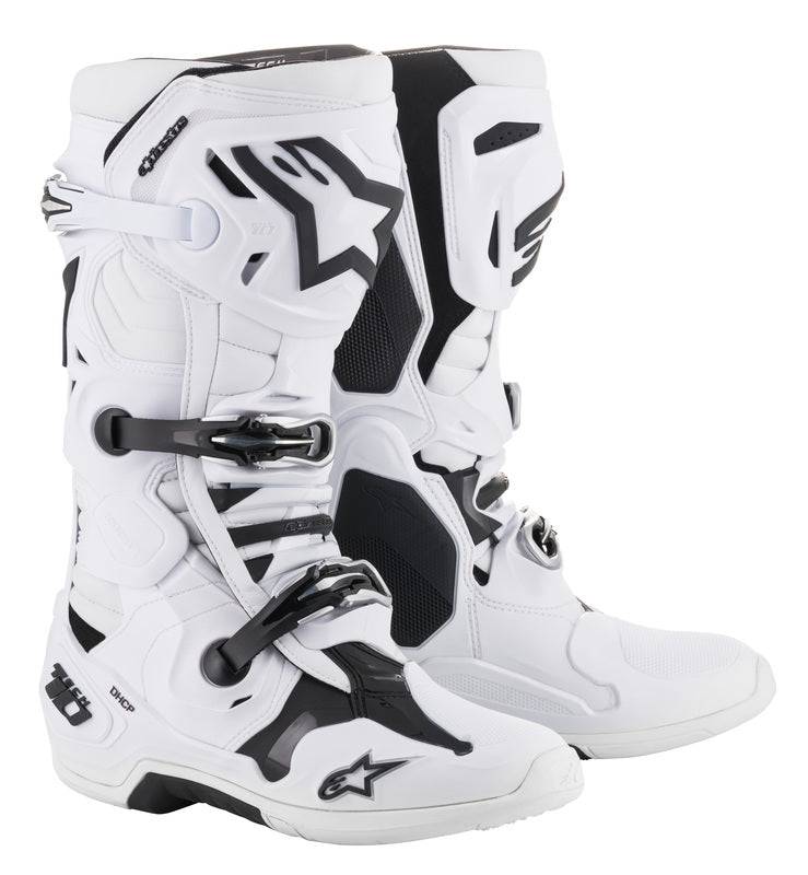 Weiße Alpinestars Tech 10 Stiefel mit robustem Design und Knöchelprotektoren, ideal für den Motorradsport.